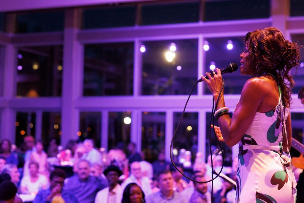 chanteuse se produisant devant une foule lors de Soul in The City, un événement communautaire à West Palm Beach 